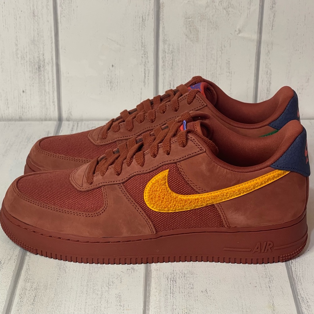 NIKE Men's  Air Force 1 Low Somos Familia Redstone size 10.5 US - Picture 7 of 12